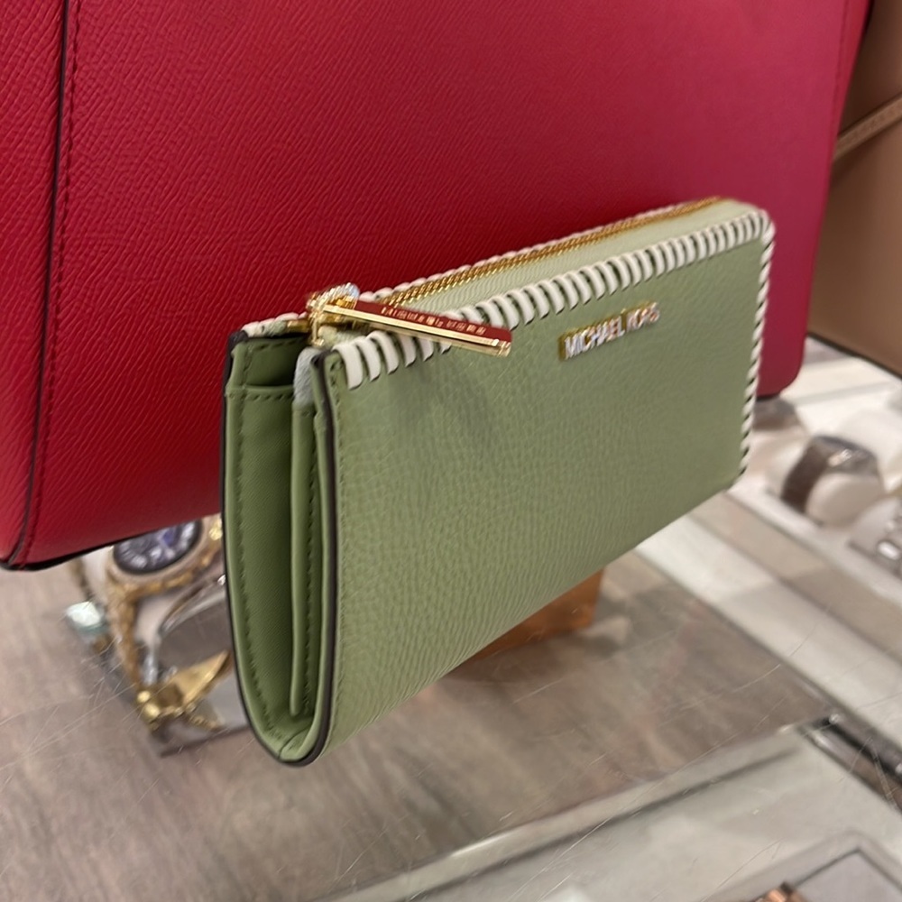 Michael Kors Jet Set Travel Large Pebble Leather Quarter-Zip Wallet
NWT - Picture 4 of 16